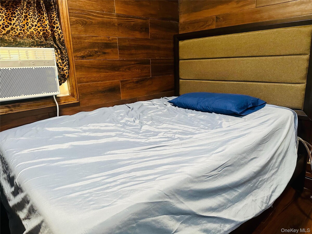 Photo - 82-19 Utopia Pkwy