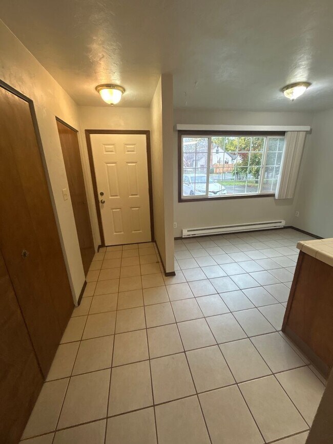 Photo - Cozy 3 Bedroom Duplex with Private Backyard Unit chic349- OR