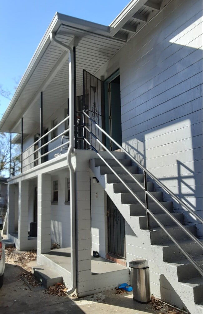 Building Photo - 1459 W 20th St Unit 4