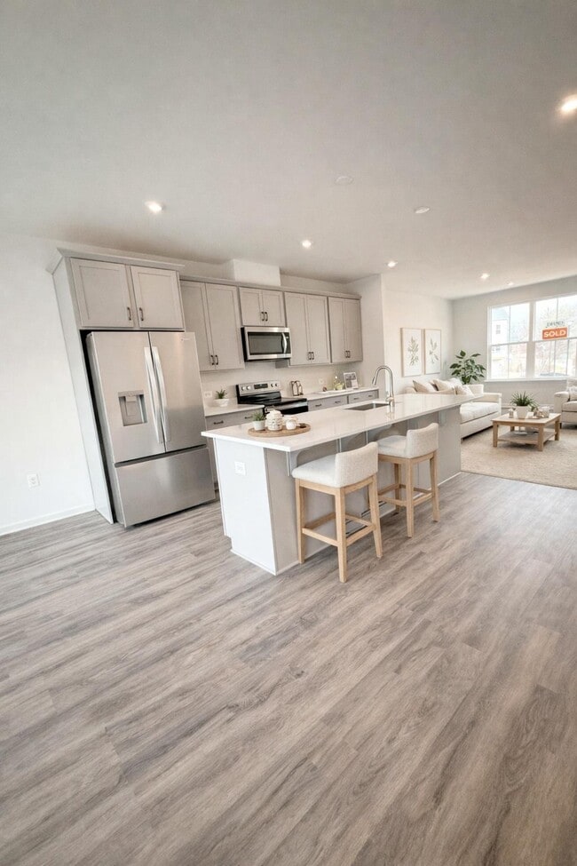 Building Photo - 10165 Queens Wy