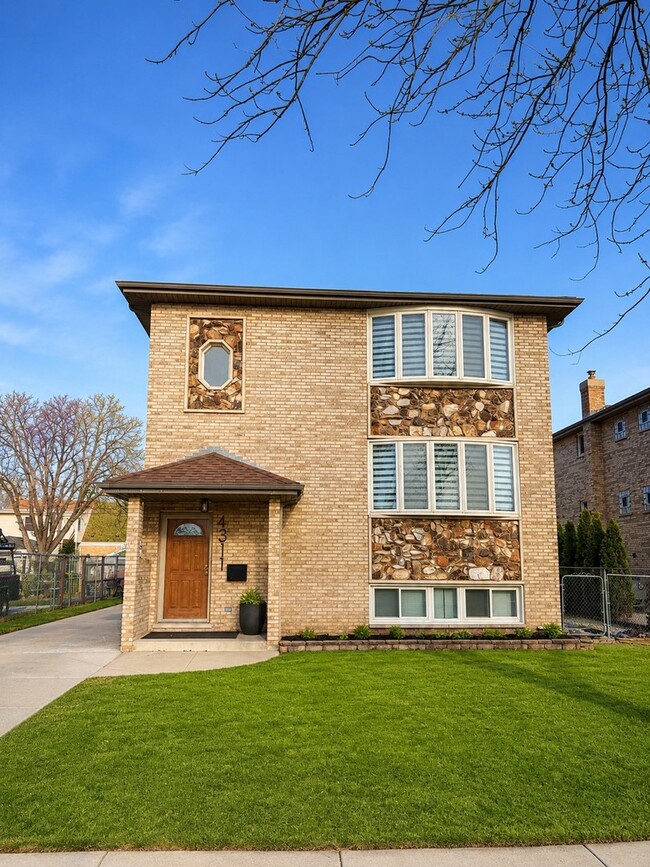 Building Photo - 4311 Grace St Unit 2