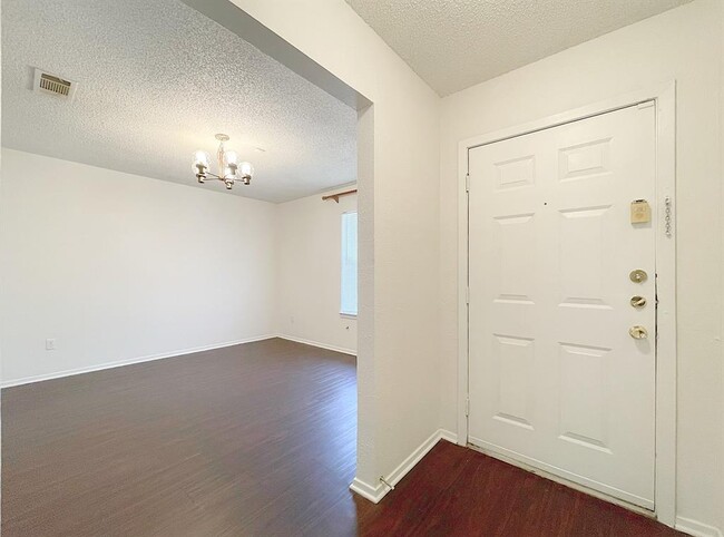 Photo - 656 Mairo St