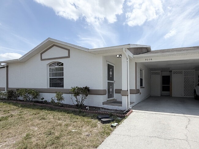 Building Photo - "Charming 2-Bed, 2-Bath Villa Retreat in New Port Richey!"