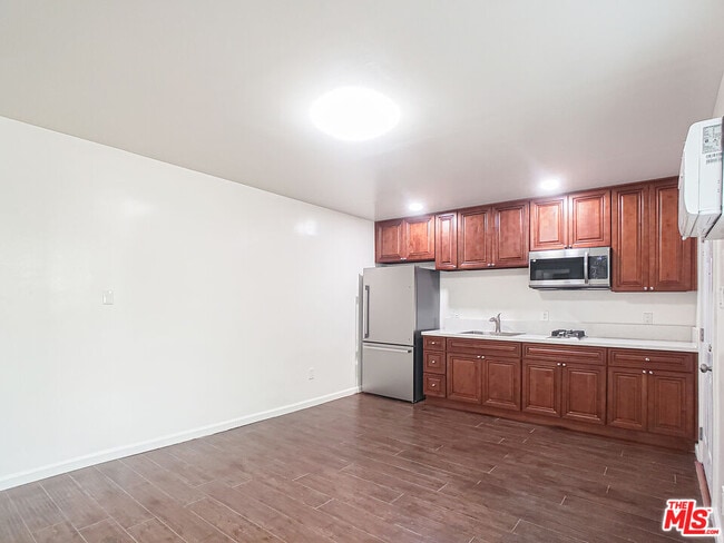 Building Photo - 453 N Kingsley Dr Unit 10 Rental
