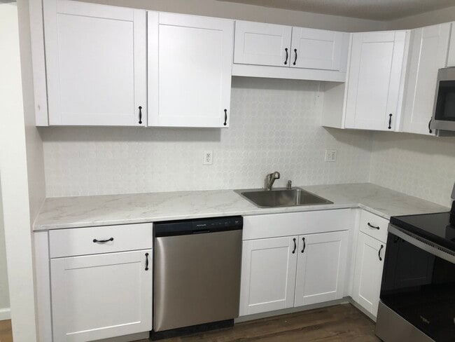 Photo - 85 Old Town Rd Unidad Townhouse Tree Condos