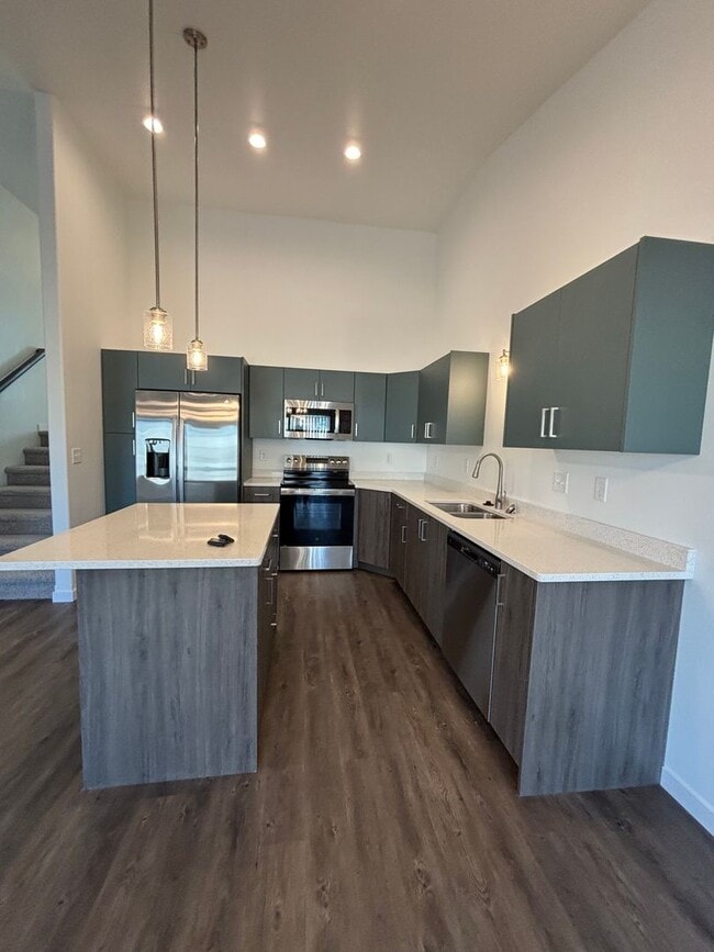 Building Photo - 3 Bedroom 3 Bathroom Townhomes