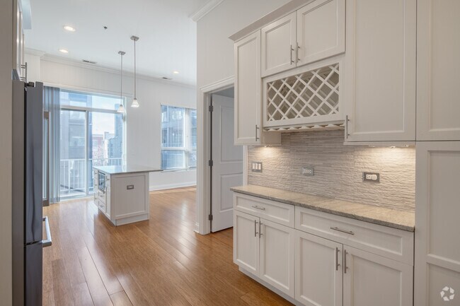 2BR, 2BA - 1,060SF Hallway - The Aberdeen West Loop Luxury Apartments