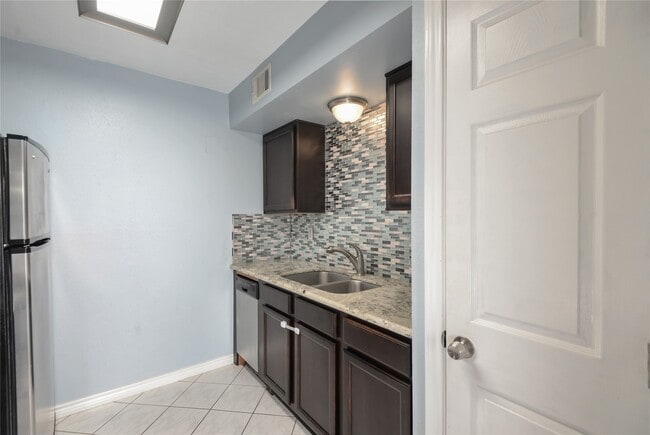 Building Photo - 3220 69th St Unit L6