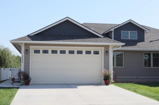 Building Photo - Modern 4-Bed Duplex | 2 Car Garage & Finis... Rental
