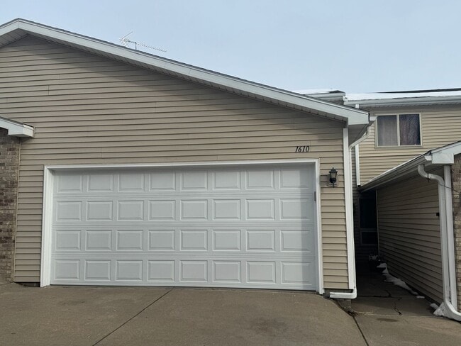 Building Photo - 3 bedroom, 2.5 bath townhouse in NW Lincoln