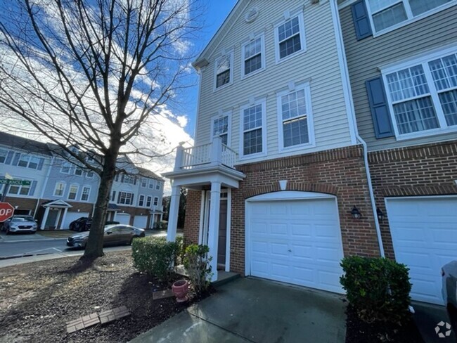 Building Photo - Brook Forest Townhome