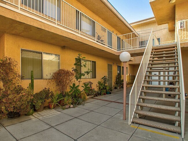 Open air courtyard at Woodbridge Park Apartments.