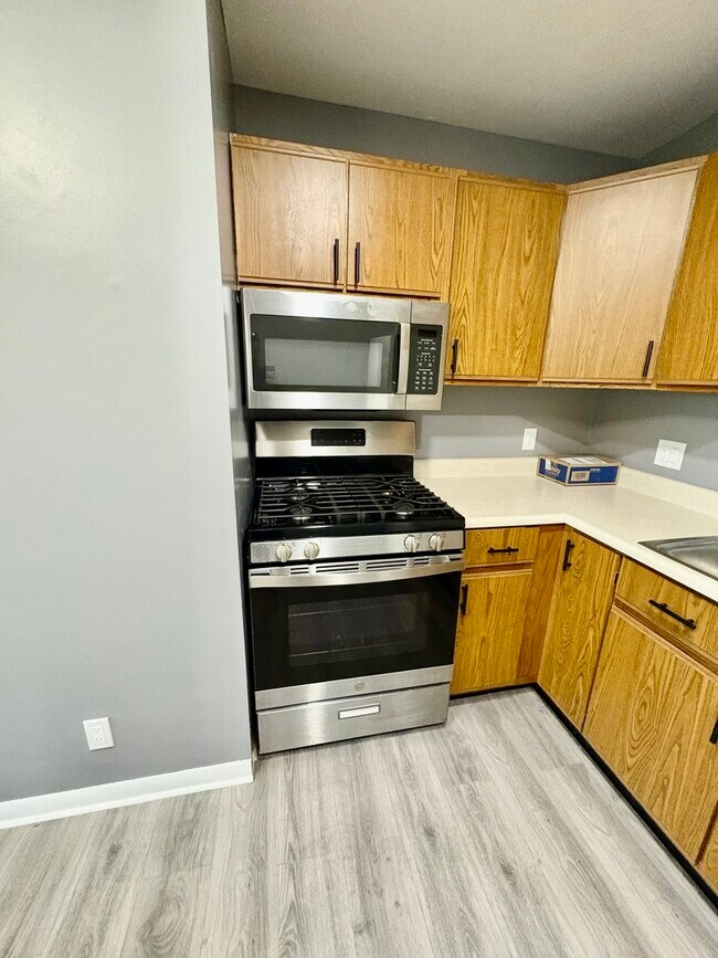 Photo - 2350 Carnation Dr Unit 4