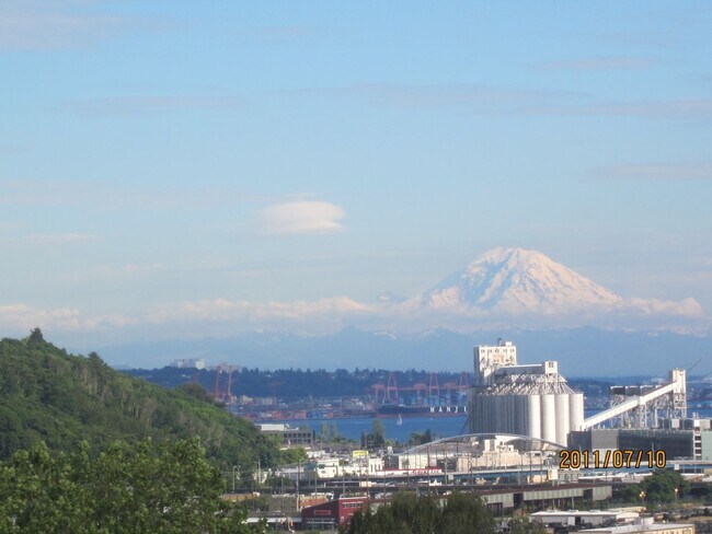 Building Photo - Luo Zhong Triplex Unit 2652