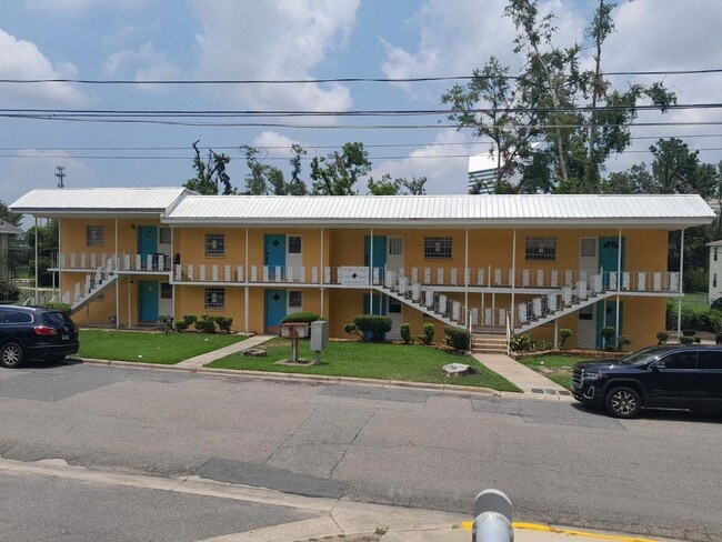 Photo - 318-330 W Harrison St Apartments