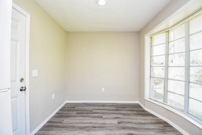 Photo - 810 Dell Dale St