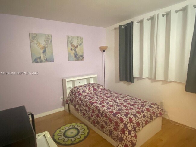 Building Photo - 19001 NE 14th Ave Unit 325