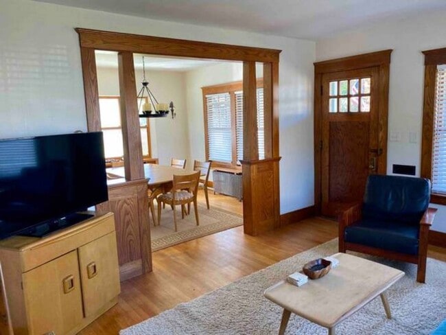 Photo - 319 Bridge St