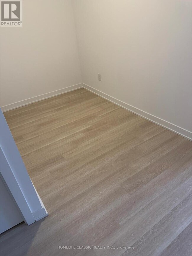 Photo - 5105 Hurontario St Unit 106