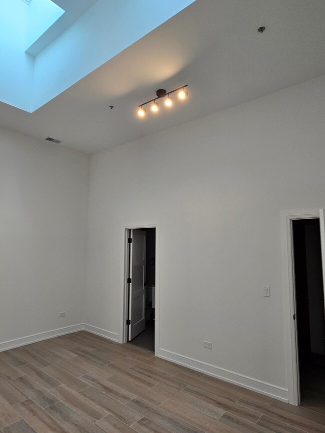 Photo - 2909 N Milwaukee Ave Unidad 1