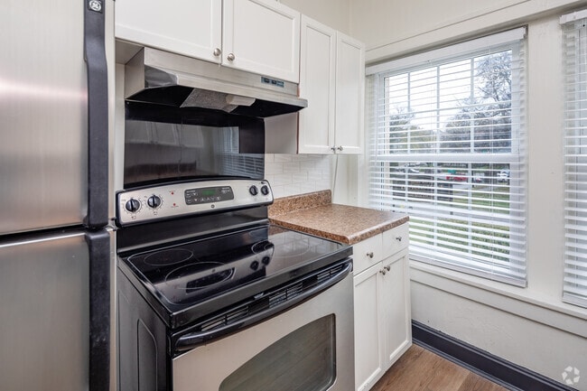 1BR, 1BA - 900SF - Kitchen - Blackstone Apartments