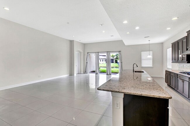 Building Photo - Beautiful 4B/3B with Bonus Office Space Fo...