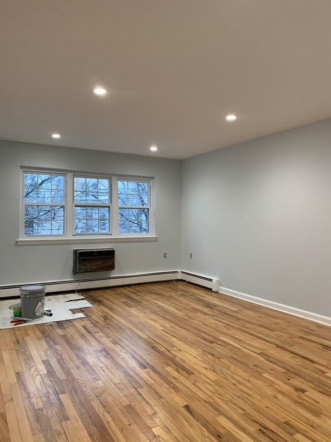 Building Photo - 229 E 237th St Unit 2nd floor