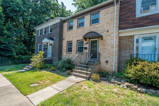 Photo - Location is Everything With This 3 Bed 3.5 Bath Townhouse in Hampton Court Community