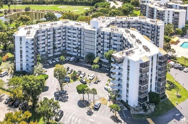 Building Photo - 20500 W Country Club Dr Unit 303 Rental
