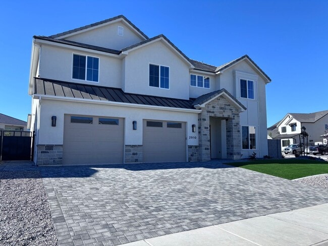 Building Photo - Beautiful 5 bed 4 bath home in Desert Canyon