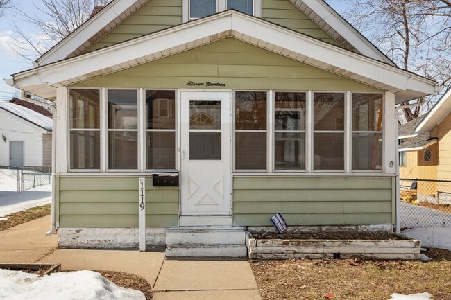 1119 Matilda St