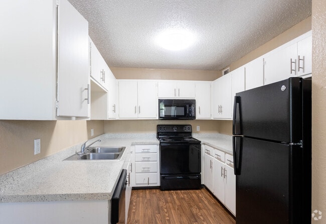 2BR 1BA - 950 SF