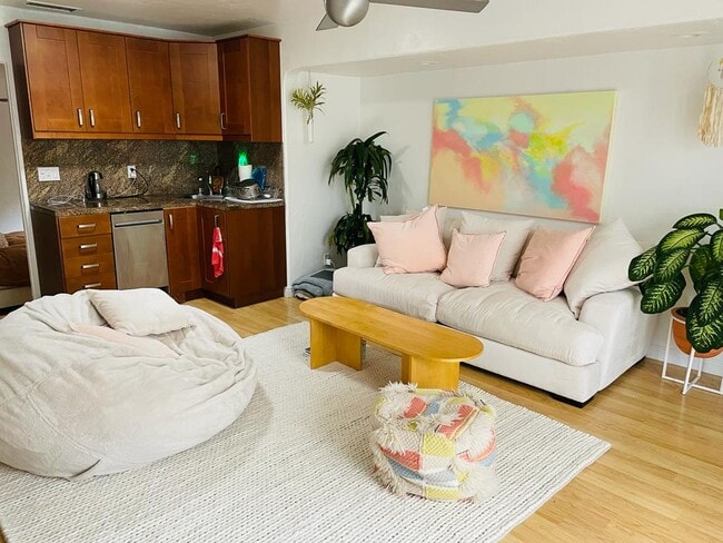 Building Photo - 5525 Bellevue Ave Unit Coastal La Jolla 1BR with Private Entrance