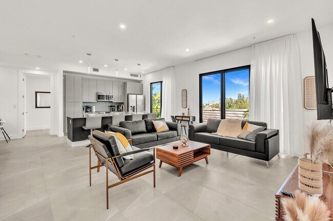 Building Photo - 2100 Miami Rd Unit 204