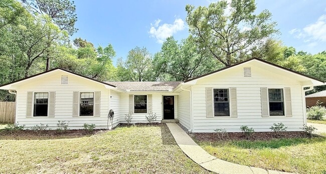 Building Photo - Spacious 3-Bed/2-Bath With Large Backyard