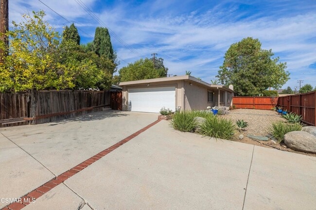 Building Photo - 865 E Hillcrest Dr Rental