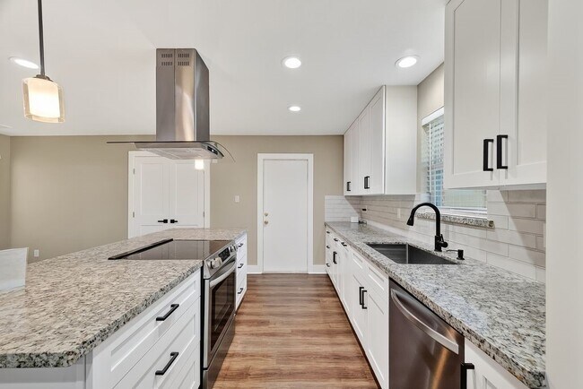 Photo - 2103 Woodway Dr