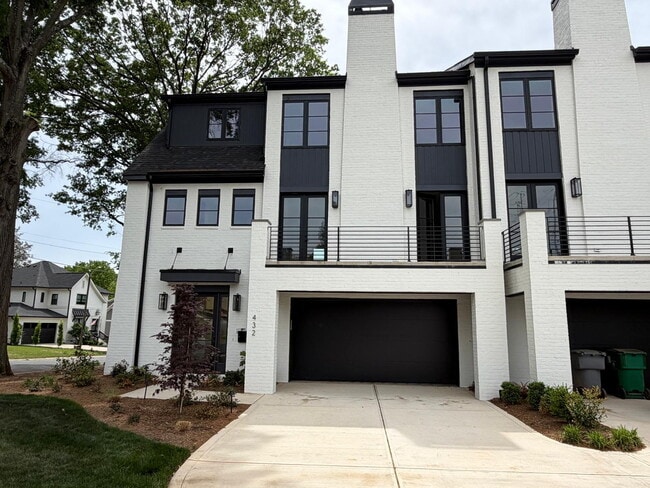 Building Photo - "Spacious and Elegant 4-Bedroom Home on Dover Avenue with 3.5 Baths and Nearly 3000 Sq Ft of Livi...