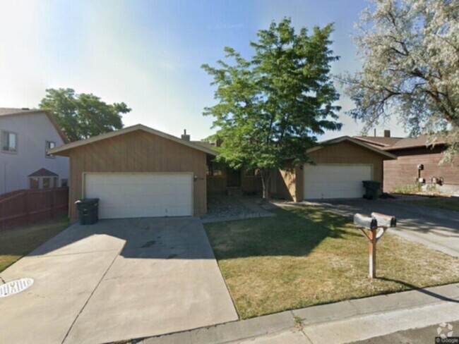 Building Photo - Townhome in the Ridges!  NEW CARPET3590