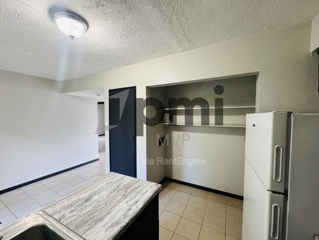 Photo - 828 Whitethorne Ave