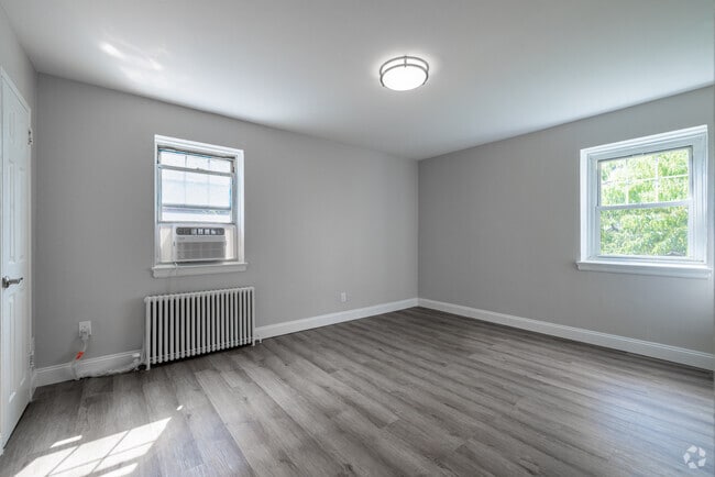 2BR, 1BA - 750SF - Bedroom