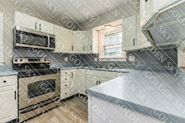 Photo - 811 E Memorial Dr