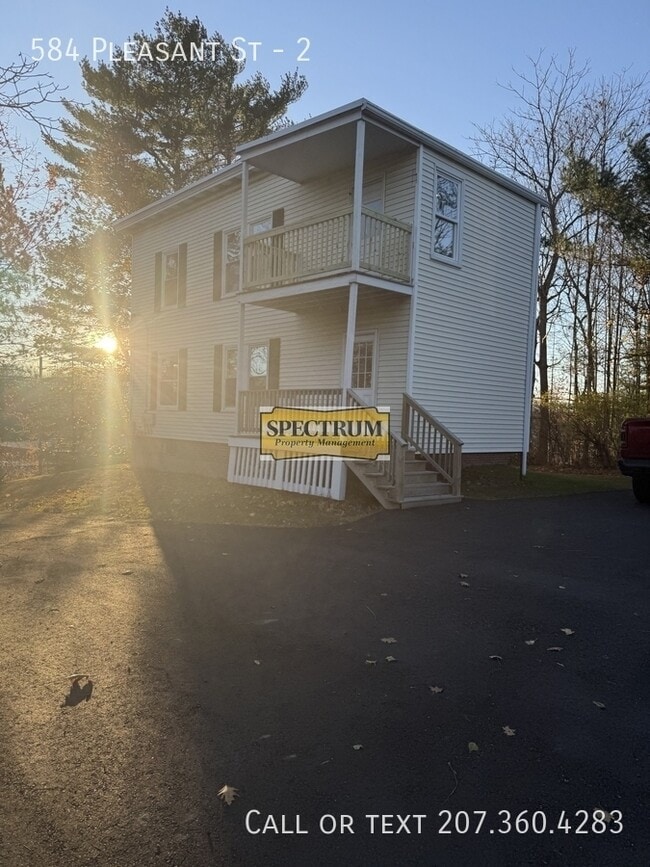 Building Photo - 584 Pleasant St Unit 2