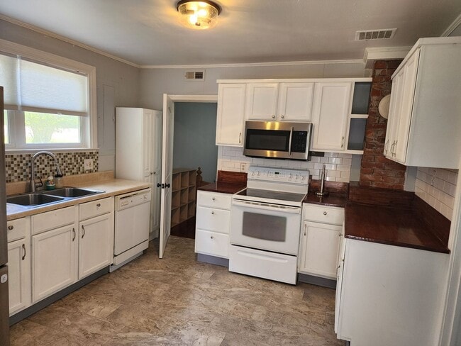 Photo - Cute Renovated 2 Bedroom Home with Huge Garage on large lot!
