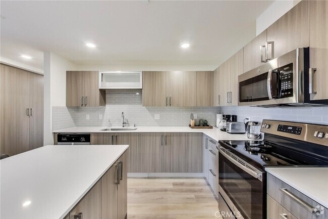 Building Photo - 11616 Burbank Blvd Unit 203-203 Rental