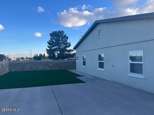 Photo - 8761 Lawson St