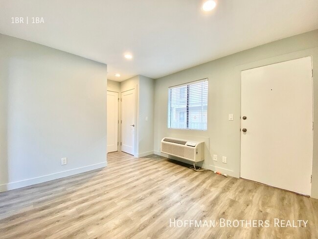 Photo - 1535 N Kenmore Ave Unit 2E