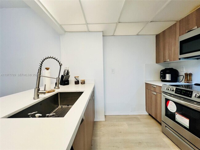 Photo - 540 Brickell Key Dr Unit 202