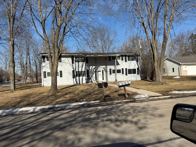 Building Photo - 673 W Factory St Unit 2