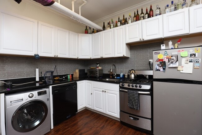 Building Photo - 2120 N Dayton St Unit J08P